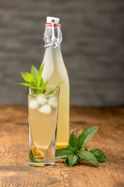 domowa lemoniada imbirowa z liśćmi mięty - ginger tea drink healthy eating zdjęcia i obrazy z banku zdjęć