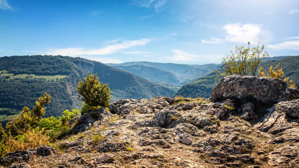 wysoki kąt naturalny punkt widzenia na niesamowity krajobraz gór bugey w dolinie ain przez słoneczny letni dzień - cliff zdjęcia i obrazy z banku zdjęć