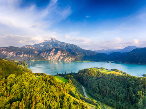 schafberg et lac mondsee à salzkammergut en autriche - upper austria photos et images de collection