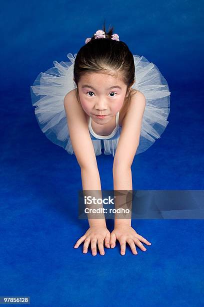 Joven Bailarín De Ballet Usando Un Tutu Foto de stock y más banco de imágenes de 6-7 años - 6-7 años, A la moda, Actividades y técnicas de relajación