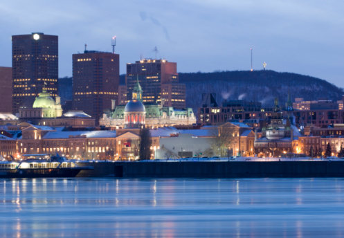 Panorámica de Montreal y el río Saint Lawrence por la noche photo