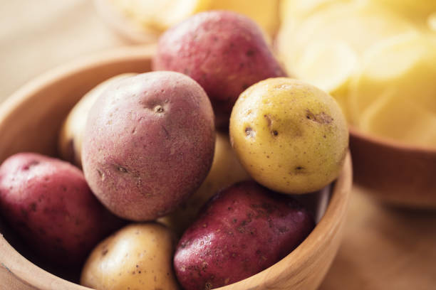 生ポテトチップス クローズ アップ - red potato raw potato chopped vegetable ストックフォトと画像