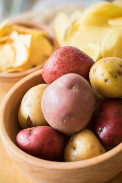 生ポテトチップス クローズ アップ - red potato raw potato chopped vegetable ストックフォトと画像
