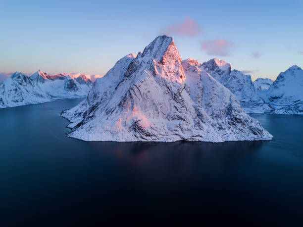 日の出ドローン - 冬、ノルウェーのロフォーテン諸島の山 - snow winter coastline sunrise ストックフォトと画像