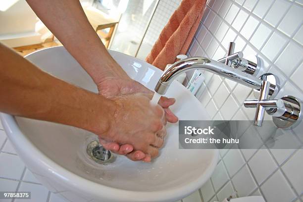 Foto de Lavando As Mãos e mais fotos de stock de Banheiro Público - Banheiro Público, Banheiro doméstico, Cromo - Metal