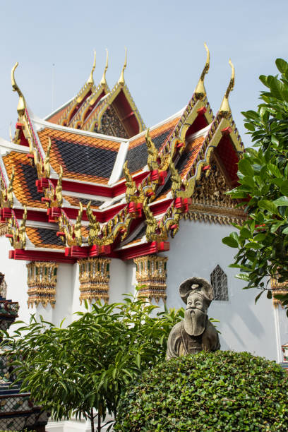 detalle techo escultura de piedra y el templo wat pho, bangkok, tailandia - wat pho fotografías e imágenes de stock
