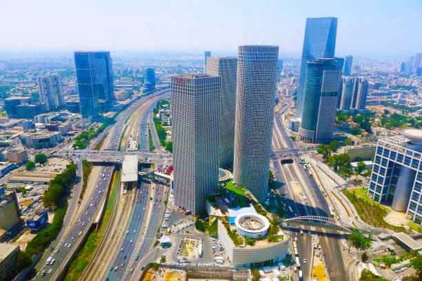 tel aviv azrieli center - tel aviv israel skyline traffic - fotografias e filmes do acervo