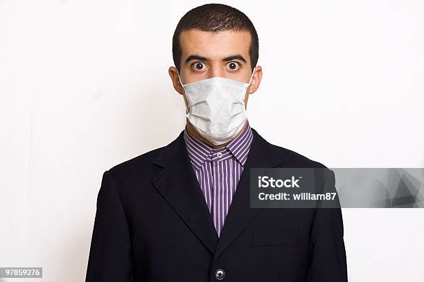 Junger Mann Mit Einem Opmundschutz On The Mouth Stockfoto und mehr Bilder von Ansteckende Krankheit - Ansteckende Krankheit, Anzug, Eine Person