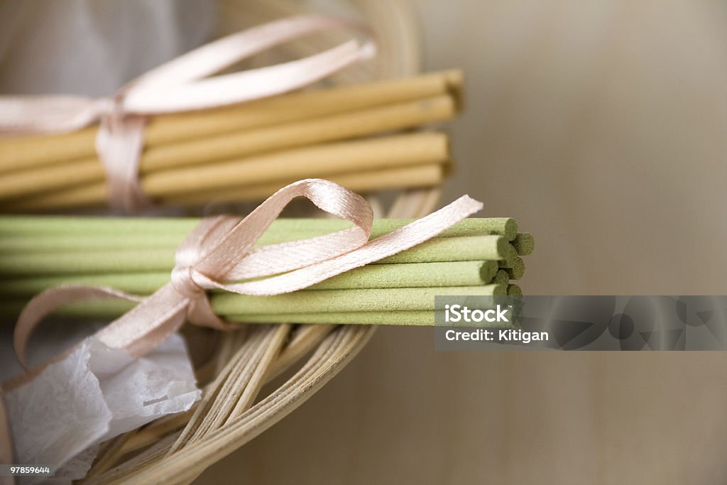 Varillas de aromáticos en la cesta - Foto de stock de Aromaterapia libre de derechos
