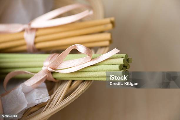 Varillas De Aromáticos En La Cesta Foto de stock y más banco de imágenes de Aromaterapia - Aromaterapia, Asistencia sanitaria y medicina, Belleza