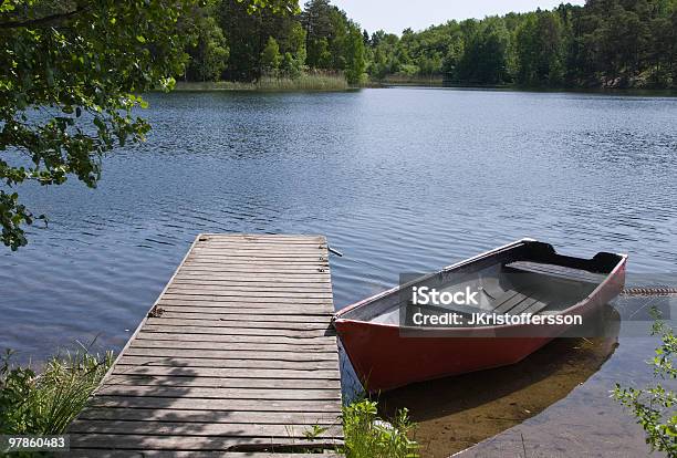 Ruderboot In Lake Stockfoto und mehr Bilder von Ast - Pflanzenbestandteil - Ast - Pflanzenbestandteil, Bootssteg, Farbbild