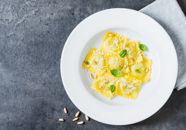 płyta ravioli z parmezanem. - ricotta cheese freshness white zdjęcia i obrazy z banku zdjęć