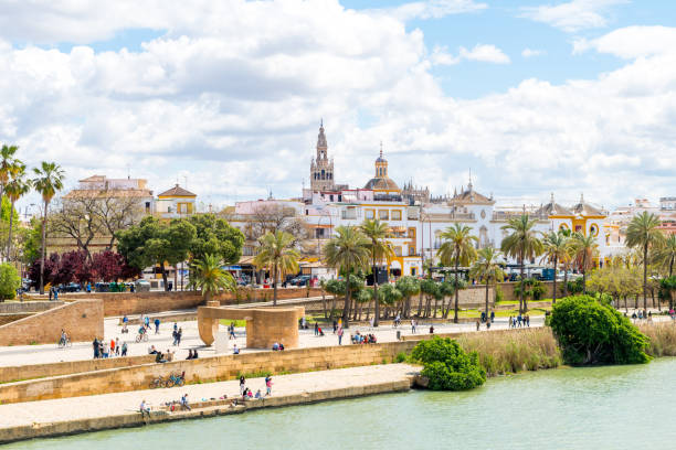 blick auf triana viertel von sevilla, spanien - seville water spain european culture stock-fotos und bilder