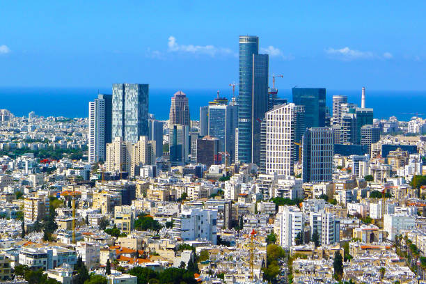 skyline della città di tel aviv - aviv foto e immagini stock