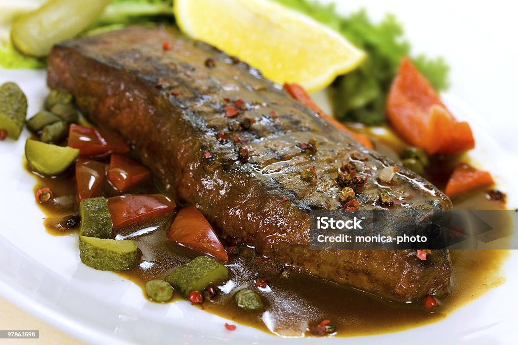 New York Steak- con Peperone rosso e insalata verde - Foto stock royalty-free di Affamato