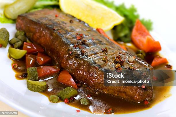 New York Steak Z Czerwona Papryka I Zielona Sałatka - zdjęcia stockowe i więcej obrazów Barbecue