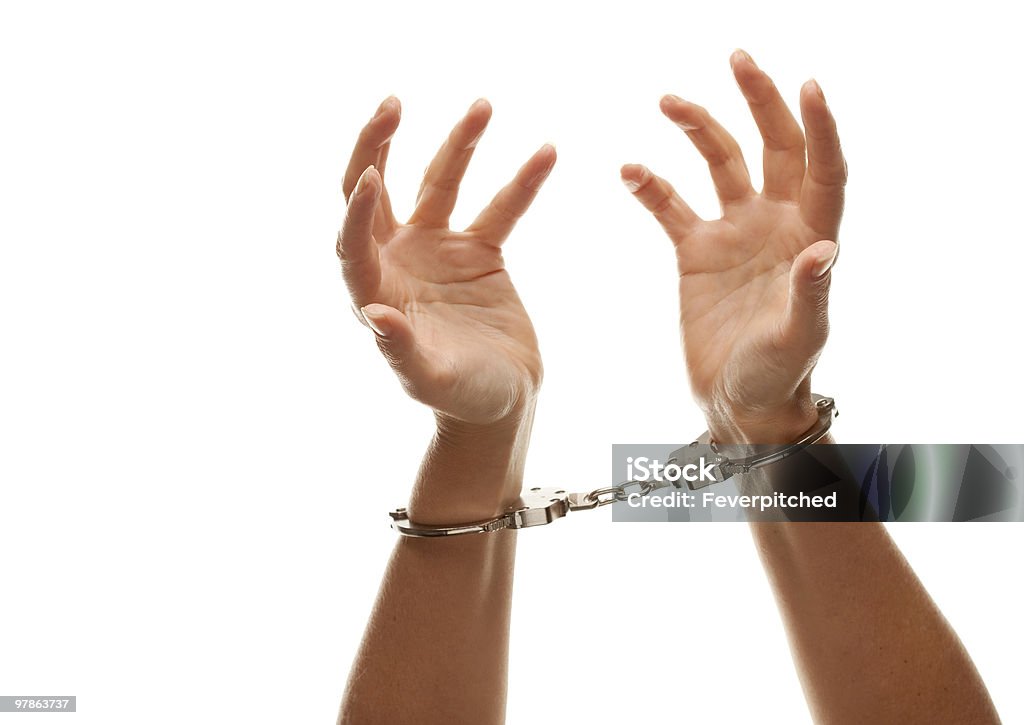 Handcuffed mulher levantar as mãos no ar em branco - Royalty-free Algema Foto de stock