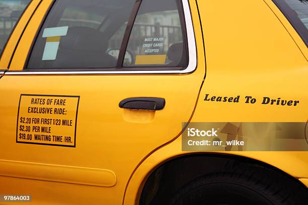 Вызов Такси — стоковые фотографии и другие картинки Автомобиль - Автомобиль, Водитель - профессия, Горизонтальный