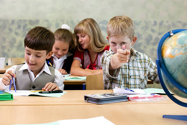 schoolboys - human hand teaching human eye sketching - fotografias e filmes do acervo