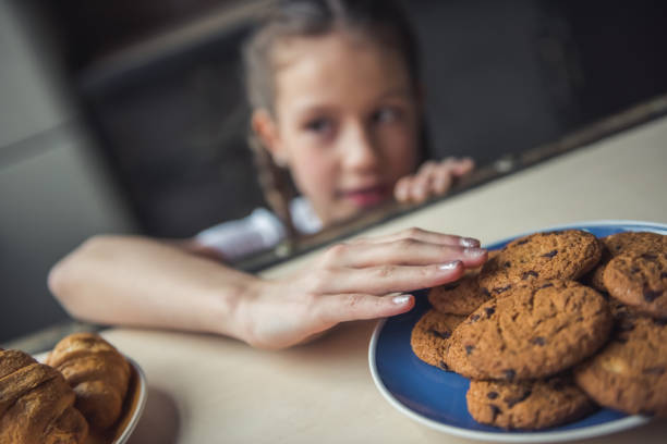 istock Girl and cookies 978642512
