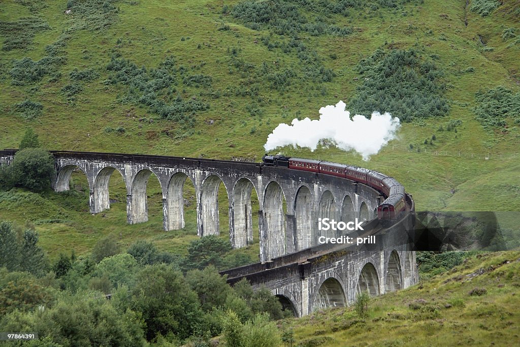 Glenfinnan Viaduct e trem a vapor - Foto de stock de Aventura royalty-free