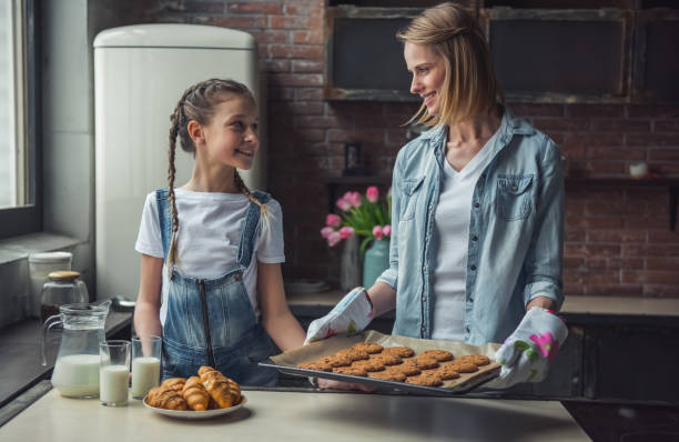 istock Mom and daughter 978652250