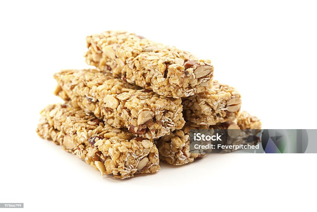 Impilato barrette di cereali isolato su bianco - Foto stock royalty-free di Barretta di muesli