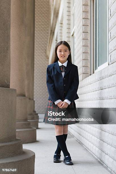 Elementar Aluna Na Escola Uniforme - Fotografias de stock e mais imagens de Uniforme Escolar - Uniforme Escolar, Pessoa a Estudar, Raparigas