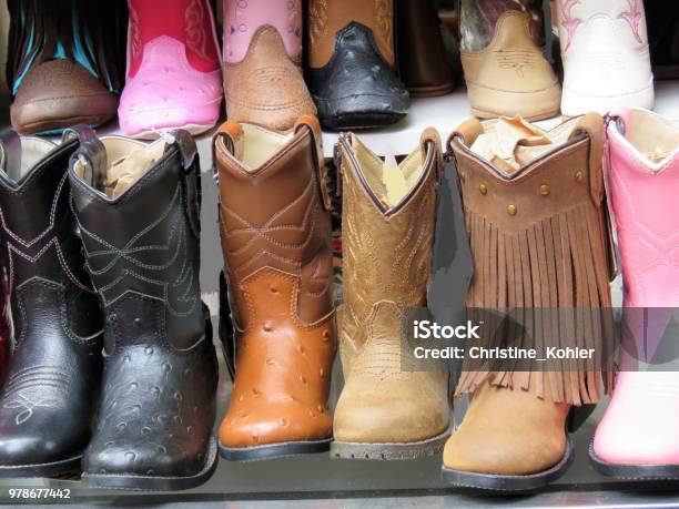 Kinder Cowboy Boots Für Verkauf Stockfoto und mehr Bilder Bedecken Bedecken, Cowboy, Cowboystiefel - iStock