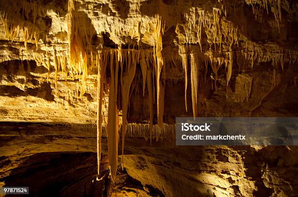 Foto de Cortinados Formação Em Uma Caverna e mais fotos de stock de Estalactite - Estalactite, Espeleotema, Estalagmite
