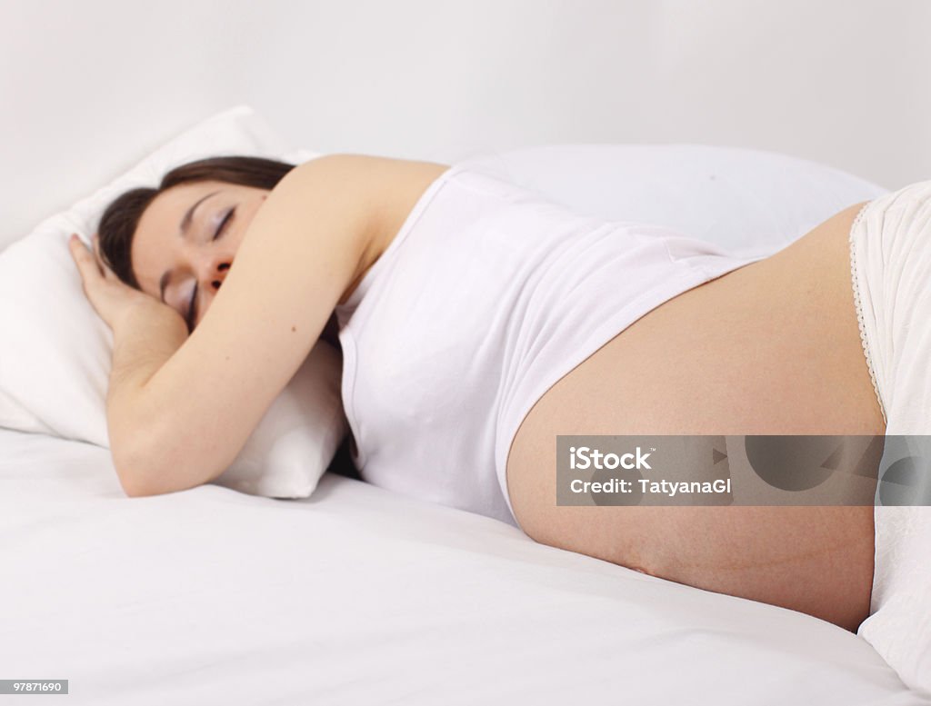 Śpiąca kobieta w ciąży - Zbiór zdjęć royalty-free (Antycypacja)