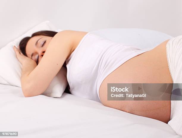 Śpiąca Kobieta W Ciąży - zdjęcia stockowe i więcej obrazów Antycypacja - Antycypacja, Biały, Brzuch człowieka