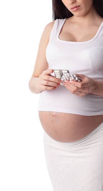 schwangere frau holding pillen - medicine human pregnancy addiction prescription medicine stock-fotos und bilder