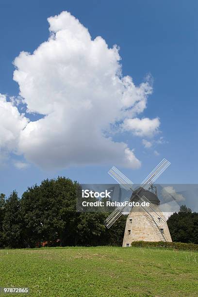 Restaurierten Traditionelle Europäische Windmühle Mit Weißen Wolken In Blauen Himmel Xxl Stockfoto und mehr Bilder von Alt