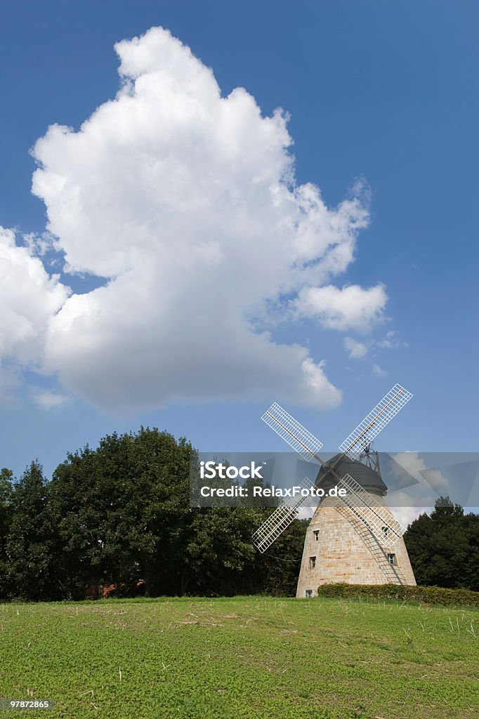 Restauré Moulin à vent avec des nuages blancs dans le ciel bleu (XXL - Photo de Agriculture libre de droits