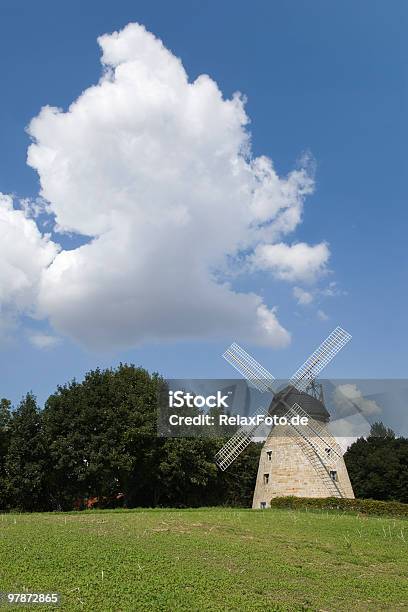 Photo libre de droit de Restauré Moulin À Vent Avec Des Nuages Blancs Dans Le Ciel Bleu Xxl banque d'images et plus d'images libres de droit de Agriculture