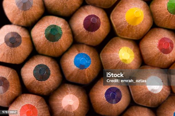 Kolorowe Ołówki - zdjęcia stockowe i więcej obrazów Bez ludzi - Bez ludzi, Duża grupa obiektów, Fotografika
