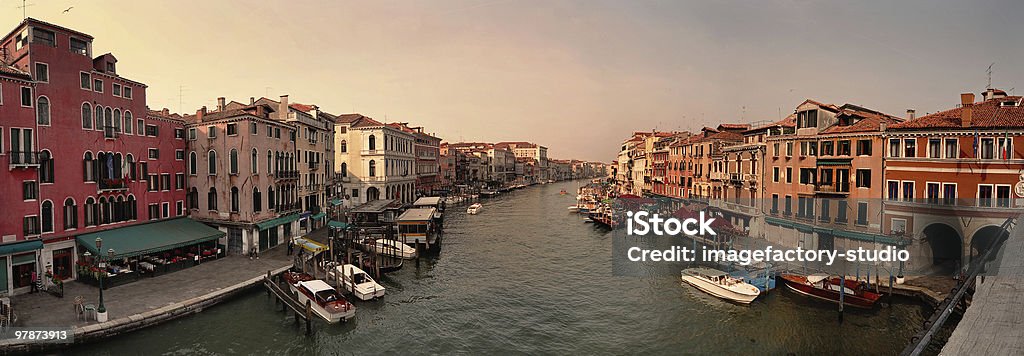 建物と水のベニスの運河 - イタリアのロイヤリティフリーストックフォト