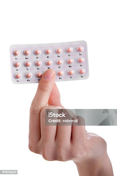 Die Tablettehand Holding Contraceptives Auf Einem Weißen Backgroun Stockfoto und mehr Bilder von Antibabypille