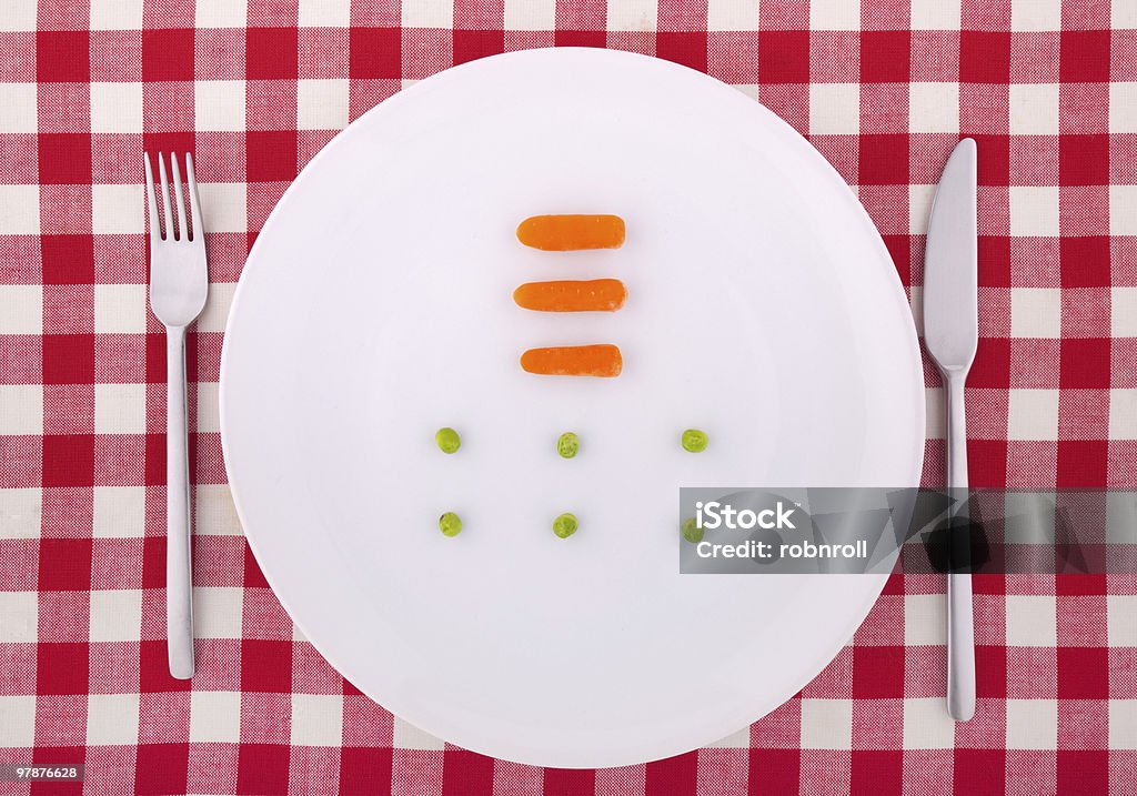 テーブルクロス、フォーク、ナイフ、6 3 carrotts エンドウ豆 - エンドウ豆のロイヤリティフリーストックフォト