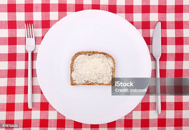 Tischtuch Mit Gabel Messer Und Eine Scheibe Brot Mit Butter Stockfoto und mehr Bilder von Abnehmen