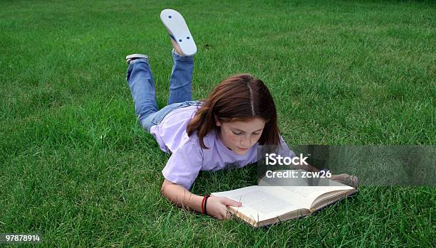 Menina Leitura - Fotografias de stock e mais imagens de Criança - Criança, Adolescente, Aprender