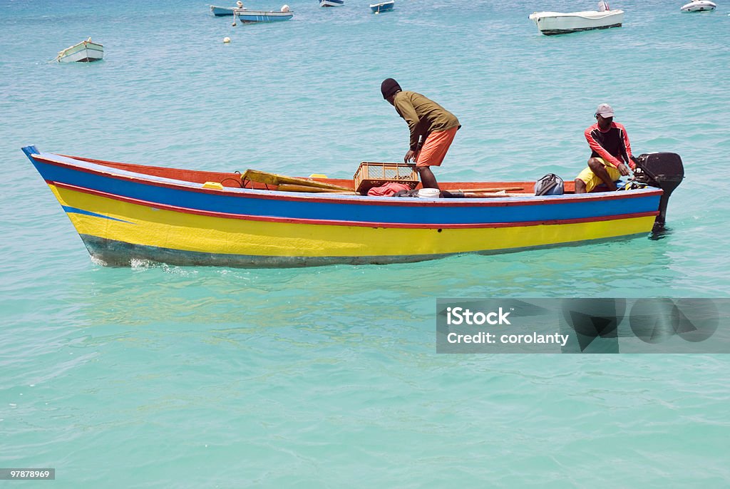 Due uomini in barca da pesca - Foto stock royalty-free di Capo Verde