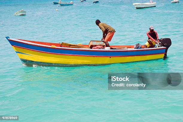 Due Uomini In Barca Da Pesca - Fotografie stock e altre immagini di Capo Verde - Capo Verde, Mezzo di trasporto marittimo, Chiesa di Santa Maria in Trastevere