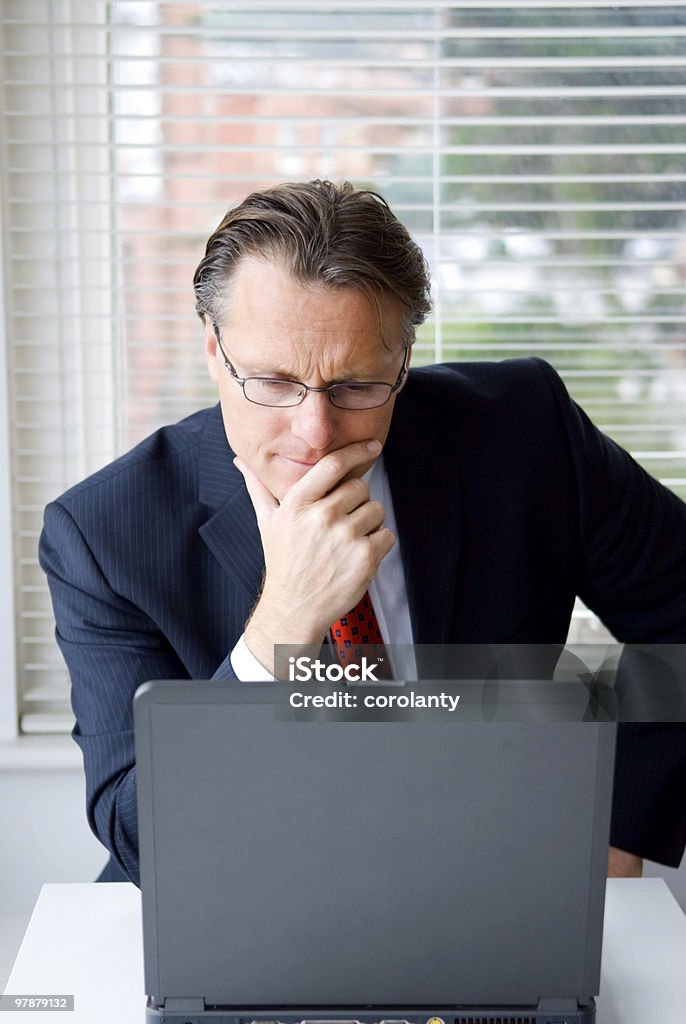 Gut aussehend Geschäftsmann am computer - Lizenzfrei Anzug Stock-Foto