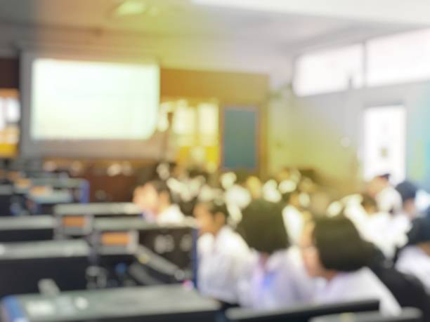 image floue du groupe des étudiants sont d’apprentissage et de conférence et de l’utilisation d’ordinateur sur salle de classe pour l’étude et l’atelier à la salle des ordinateurs à l’école. technologie de l’éducation ou d’un concept - exam business caucasian board room photos et images de collection