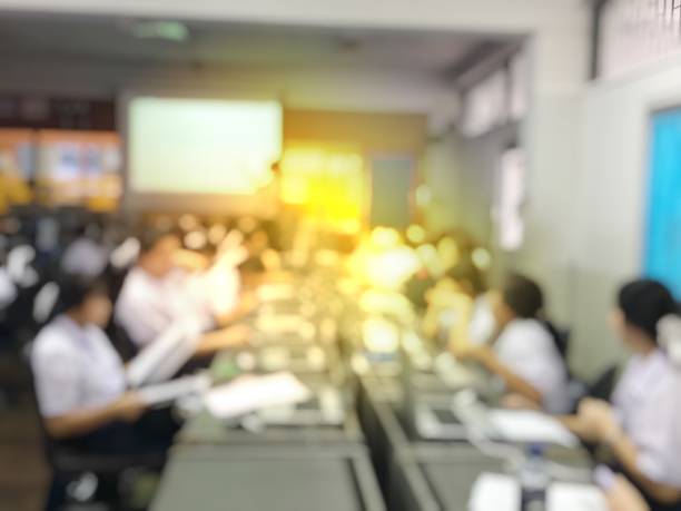 image floue du groupe des étudiants sont d’apprentissage et de conférence et de l’utilisation d’ordinateur sur salle de classe pour l’étude et l’atelier à la salle des ordinateurs à l’école. technologie de l’éducation ou d’un concept - exam business caucasian board room photos et images de collection