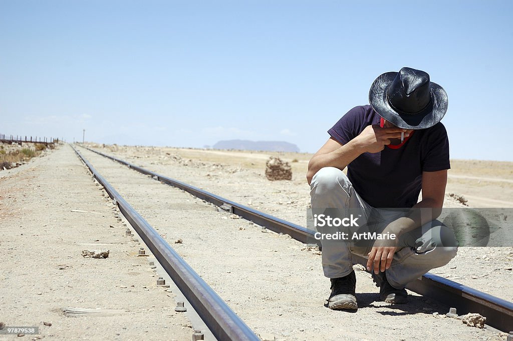 Mann sitzt auf der Eisenbahn und Rauchen - Lizenzfrei Blick nach unten Stock-Foto