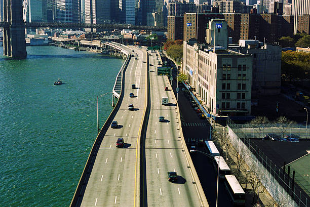 plusieurs lane autoroute surélevée dans le quartier de lower manhattan, new york city - east river drive photos et images de collection