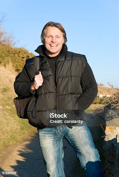 Feliz Sorridente Homem Ao Ar Livre - Fotografias de stock e mais imagens de Colete Térmico - Colete Térmico, Inverno, 40-44 anos